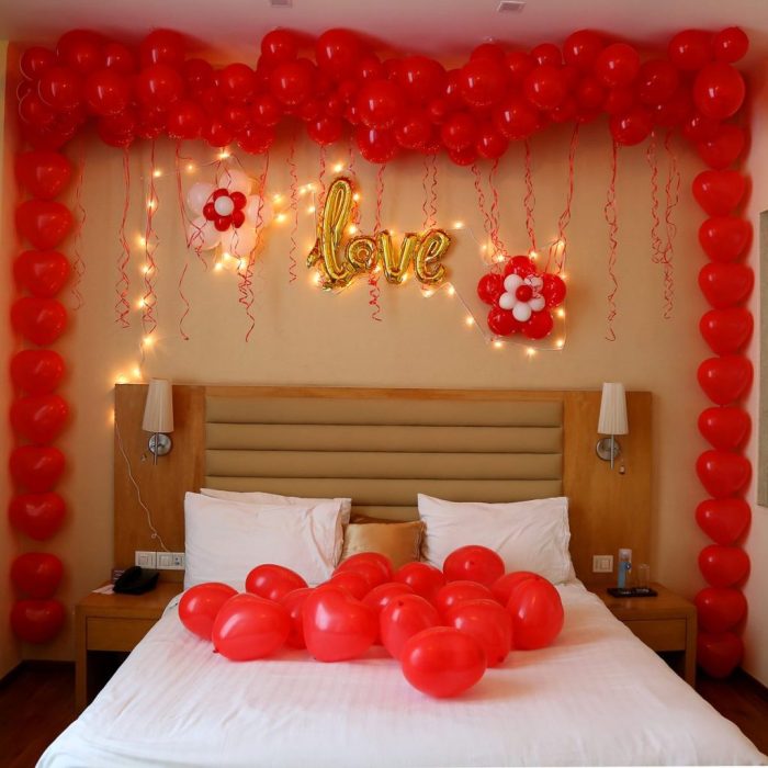 How to decorate living room with balloons