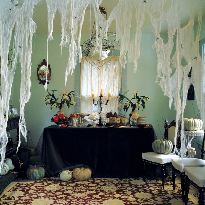 How to decorate a scary room for halloween